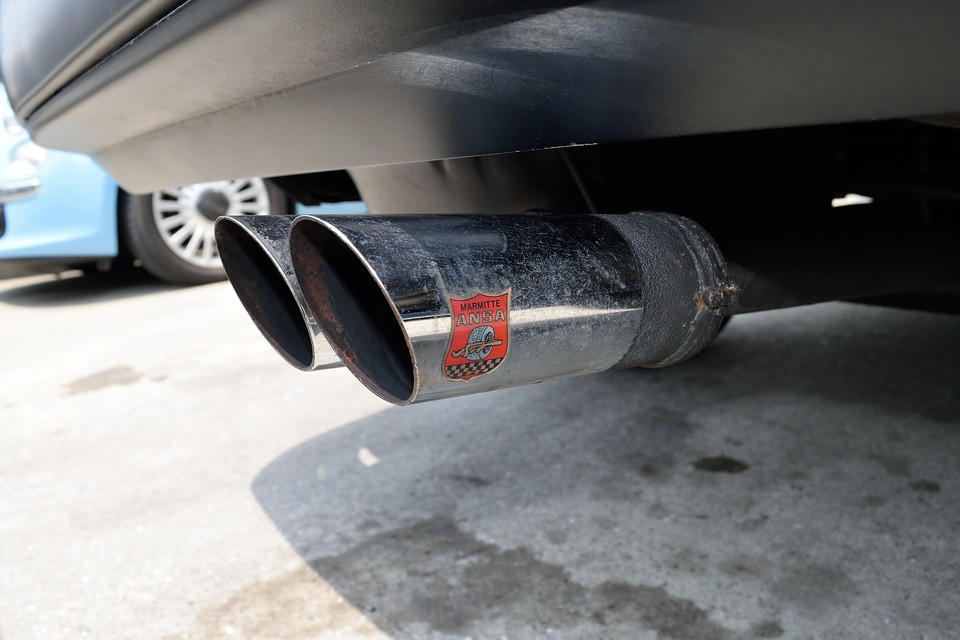 アルファロメオと言えばマフラーはやっぱりANSA！中央2本出しがかなり戦闘的な印象です。純正マフラーもANSA製ですが、これは純正同等品でしょうか、リフレッシュ交換されています。