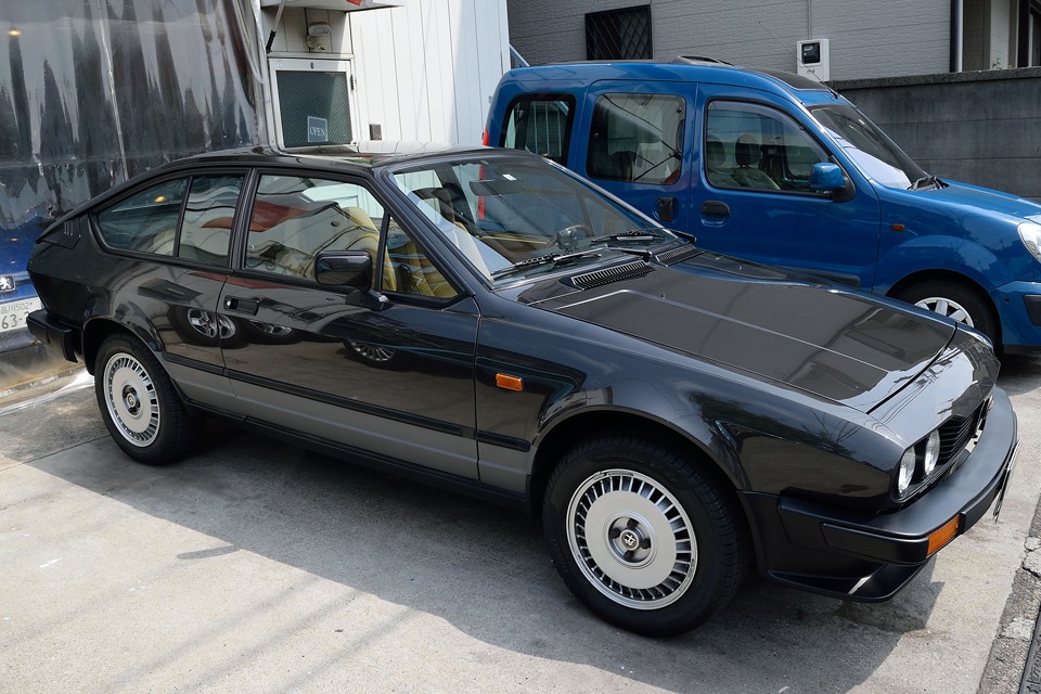 ここまでご覧いただければ、この個体の状態の素晴らしさはお分かりいただけたと思うのですが、具体的な整備記録をもう少しご説明しますと・・・まず平成16年10月にマフラー一式交換、エンジンマウント一式交換、ブレーキマスターO/H、フロントキャリパーO/H、ブレーキホース一式交換、クラッチマスターO/H、ファンベルト交換、燃料ホース交換、ウォーターポンプ交換歴あり。※交換部品は書ききれないので作業のみ記載しました。