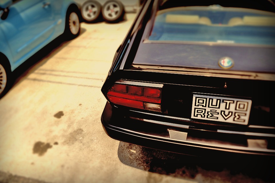 トランスアクスル、ド・ディオンアクスル、インボードディスク等、当時、走るため機構としては最高のものが奢られ、結果、50：50の理想的な前後バランス得たアルフェッタ・・・。