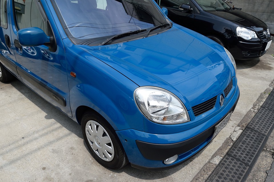 これくらいの距離から見た感じでは、色褪せもあまり感じず、むしろ塗装状態はツヤもあってキレイな印象です。