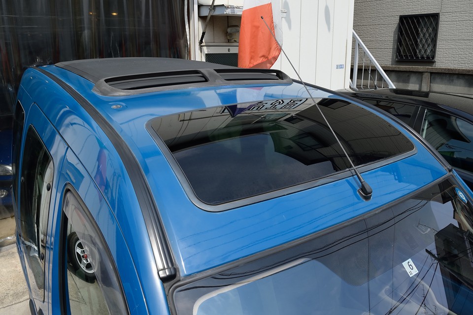 普段は見えないところではありますが、ルーフはさすがに色褪せを感じます。