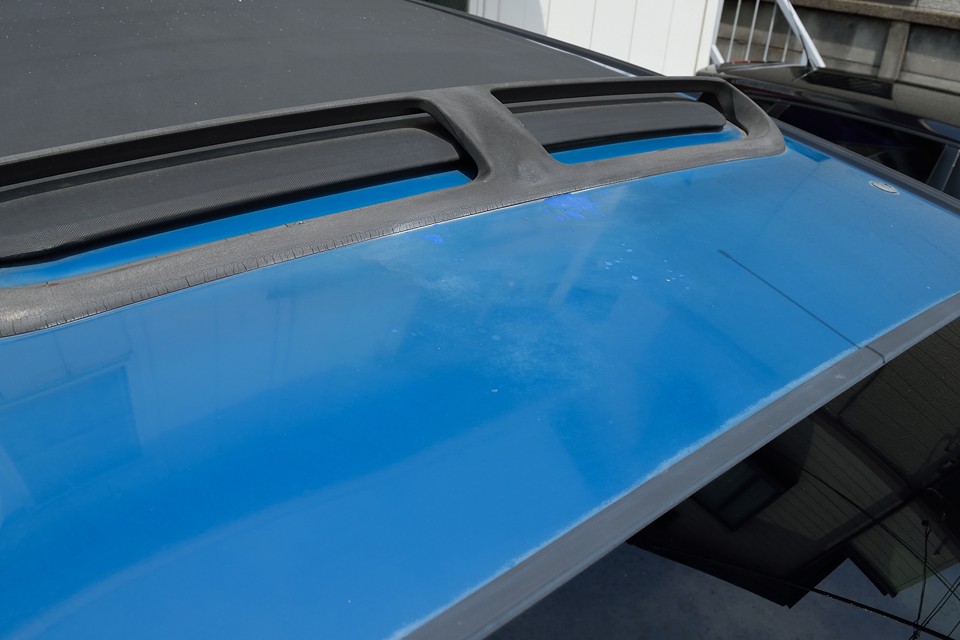 ここで、小キズ・小劣化のご説明です。まずは、ルーフのこの部分が色褪せ、塗装ハゲ～補修跡があるところです。う～ん、見えない所だし、これくらいでしたら個人的には許容範囲ではないかと・・・。