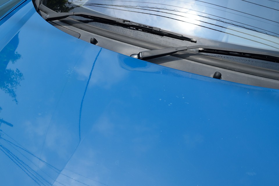 次に、画像では分かりづらい程度ですが、ボンネットにシミ？のようなものがいくつか・・・。