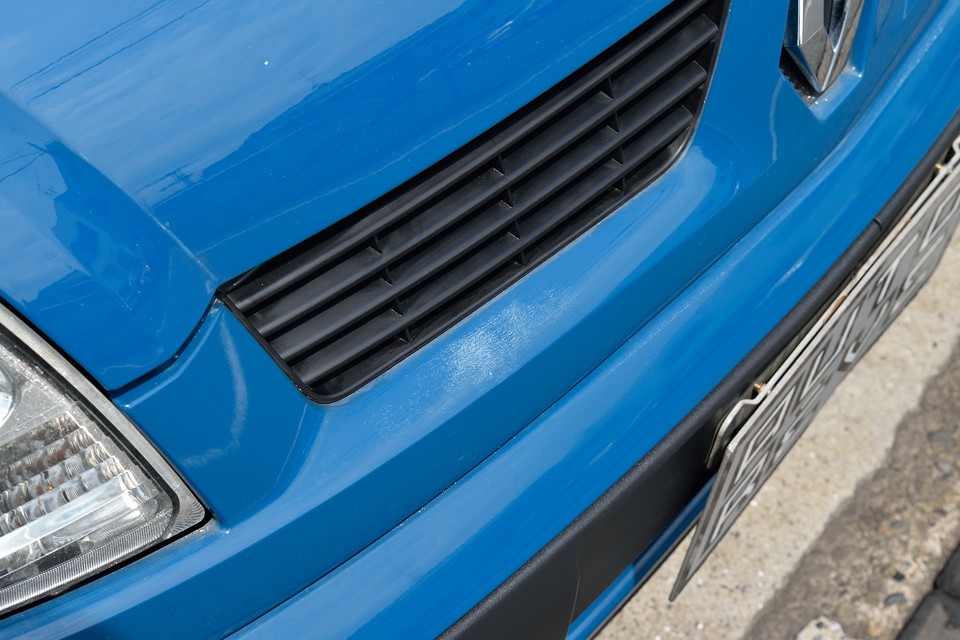 それから、コレが外観上は一番目立つでしょうか・・・フロントグリル下に劣化による塗装の色褪せがあります。