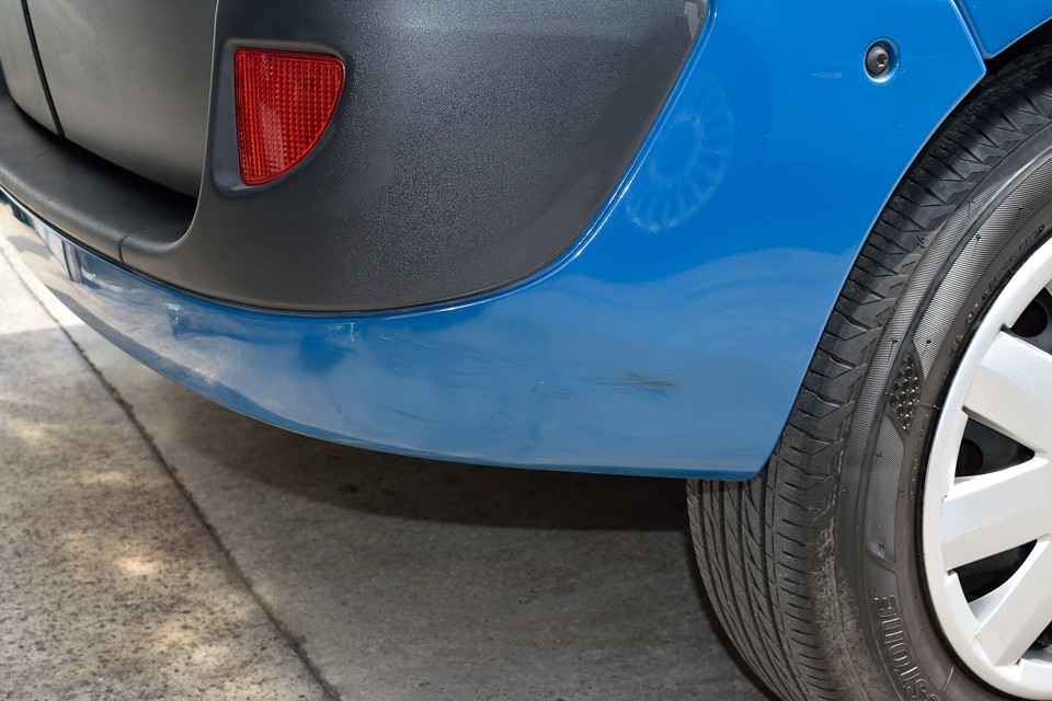 そして、リアバンパー右下にスリキズ～補修跡が・・・。