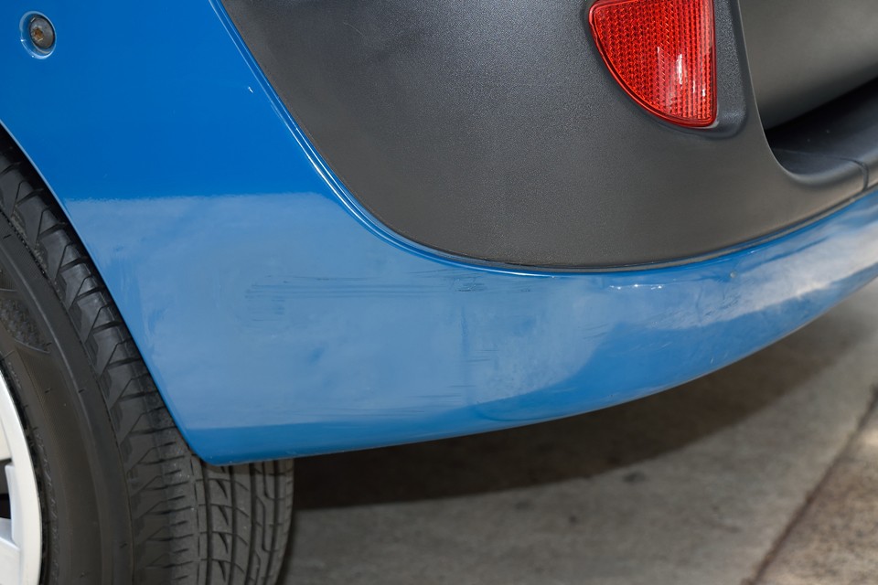 左バンパー下にもキズ補修跡があります。