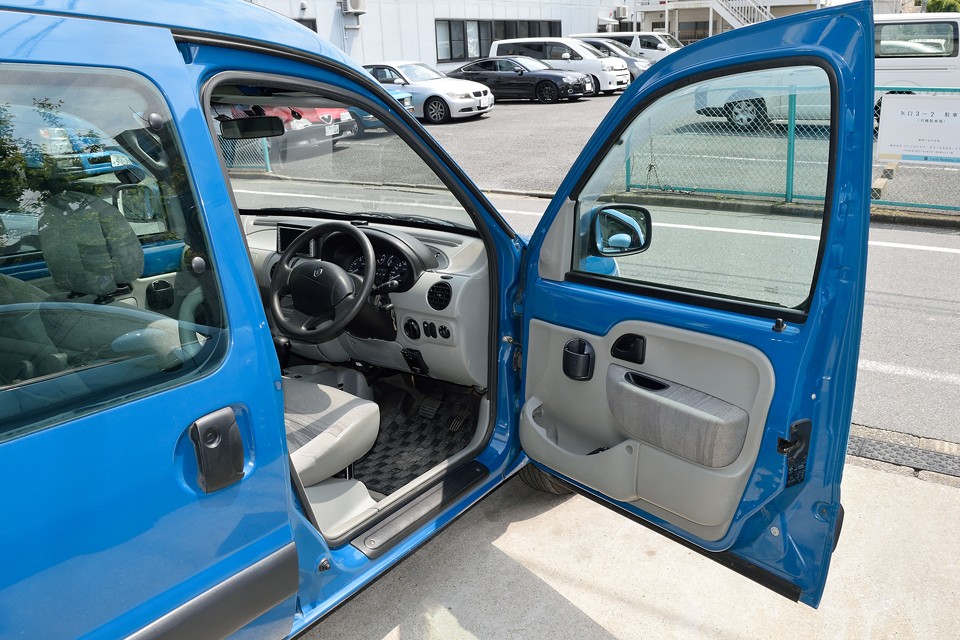 ・・・と、小キズ・小劣化のカミングアウト？が済んだところで、それではインテリアへ行ってみましょう。どうぞ～！