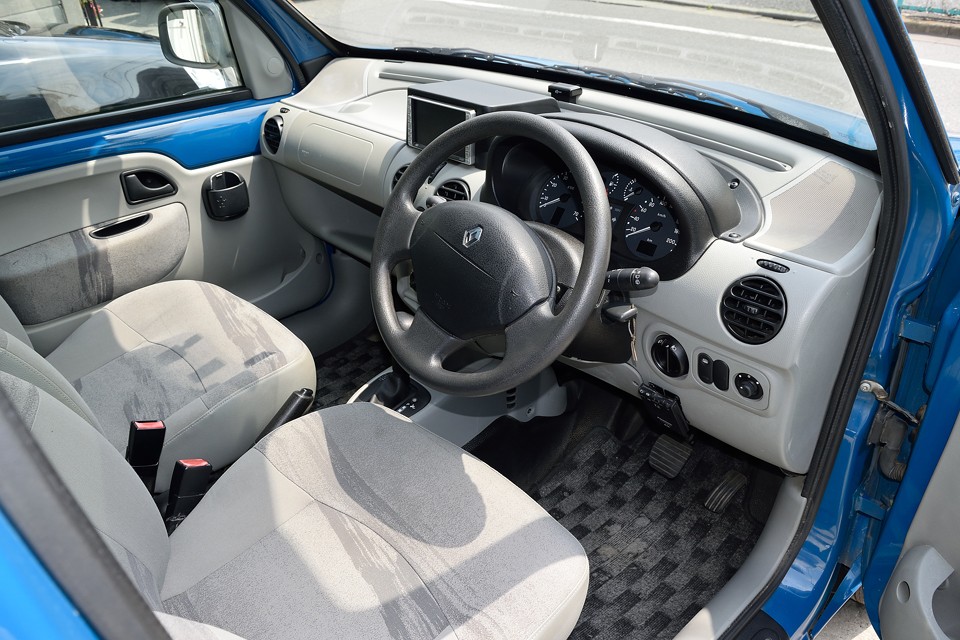 外観はキズや劣化は多少あるものの、それとは打って変わって、このインテリアは清潔そのもの！この年式としては、かなり状態は良いと思います！