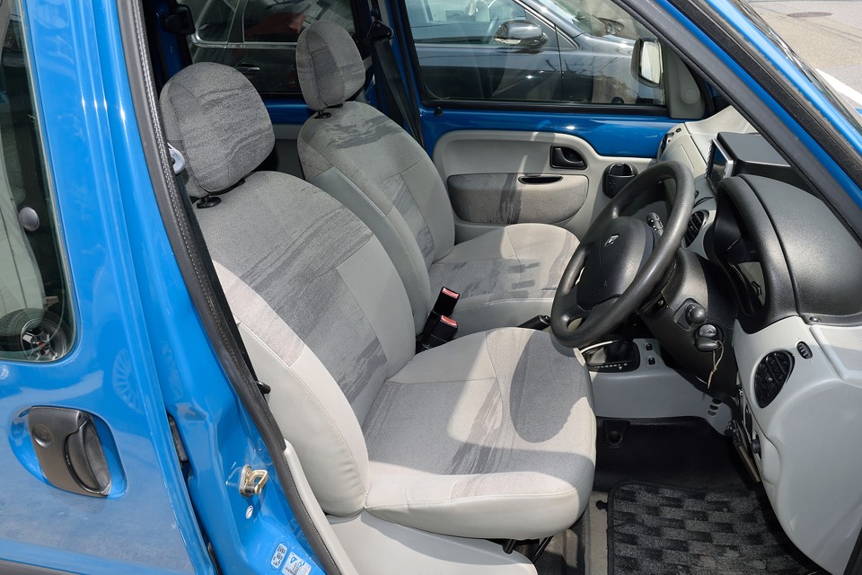 ファミリーカーとして使われる事が多いカングーの宿命？でしょうか、シートが汚れているものが多いのですが、この個体はシミや汚れは皆無！これは気持ちいい～！