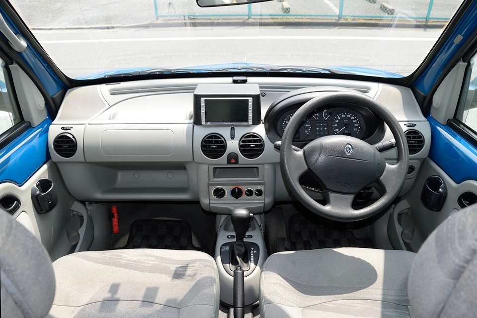 ダッシュパネル、メーター周り、操作系のパネルもこの通り！ライトグレー基調のインテリアに、マリーン・ブルーの差色で、スッキリと明るい印象！