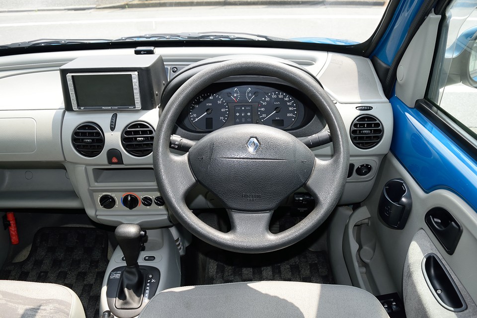 国産車だとかわいくなってしまいがちな丸をモチーフにしたデザインですが、そうならないところがさすがヨーロッパデザイン！カングーの人気のポイントのひとつ！