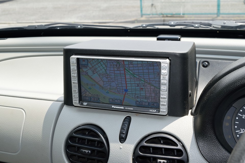 ご覧のDVDナビを装備！少し古いですが、無いより、もちろん有る方が良いのです！もし、新しいものに交換する場合でも、このナビキット（スペース）があれば容易です！