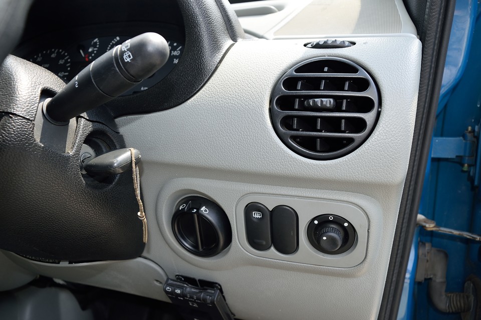 ハンドル右側の操作スイッチやパネルもご覧の通り！