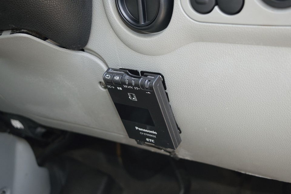 もちろんETCも装備！パナソニック製のアンテナ別体、音声案内タイプです。