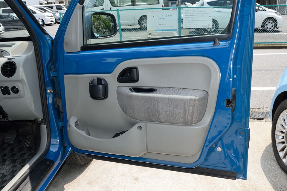 ドア内張りもキレイですね。ブルーとグレーの鮮やかなコントラストが眼を楽しませてくれます。