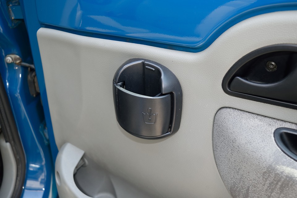 コレ、違和感無いので標準装備と思いきや、後付のドリンクホルダーです。日産車用のものですが、カングーにピッタリとフィット！