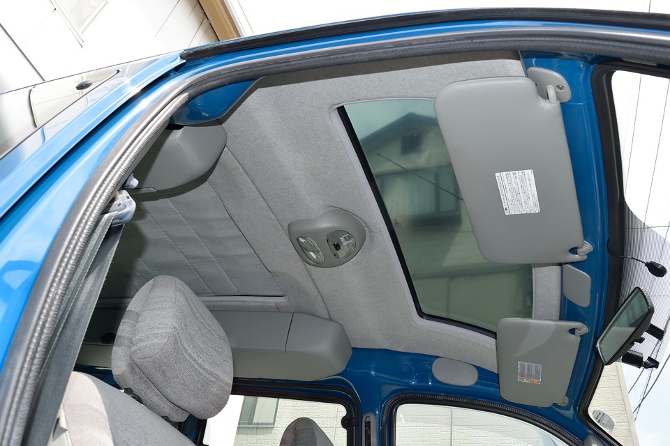 前席頭上にはガラスルーフを装備！解放感があって気持ち良いのですが、真夏はそれなりに日差しが入るので、シェードがあった方が良いかもしれません。