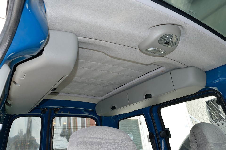 後席～荷室にかけての両サイド頭上には、これだけの物入れを装備！これだけあれば車内もスッキリと片付きますね。そして真ん中は、前述の不動の電動サンルーフ。修理となるとASSY交換で、何と20万円～だそうなので、ここは潔く割り切りましょう。