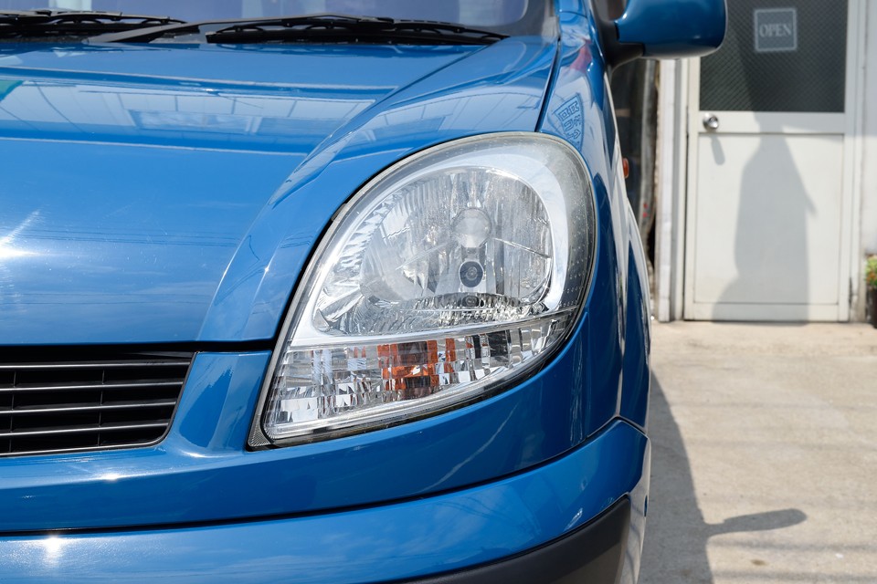 ヘッドライトは上半分に、かなり劣化による曇りがあったので、頑張って磨いて何とかこの状態に！まだ少し曇りが残ってますが、許容範囲かと・・・。