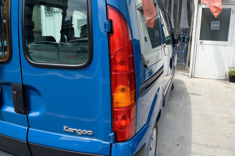 印象的な縦長のリアレンズは、ヒビはもちろん、色褪せも無く、クッキリとした印象！