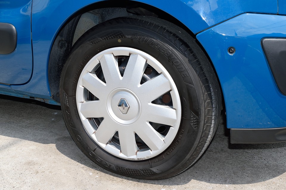 純正のホイールキャップには一部ガリキズがあります。一番目立つのがこのキズでしょうか。この程度ならタッチアップでほとんど気にならなくなると思います。ちなみにタイヤは高級車向けのブリジストンREGNOを装着！