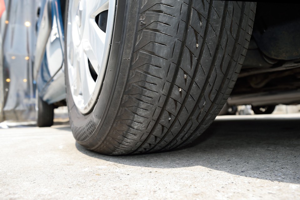 タイヤサイズは175/65R14。比較的リーズナブルに買えるサイズです。残山はご覧の通りタップリ！8分山というところでしょうか。当分交換の必要はないですね。