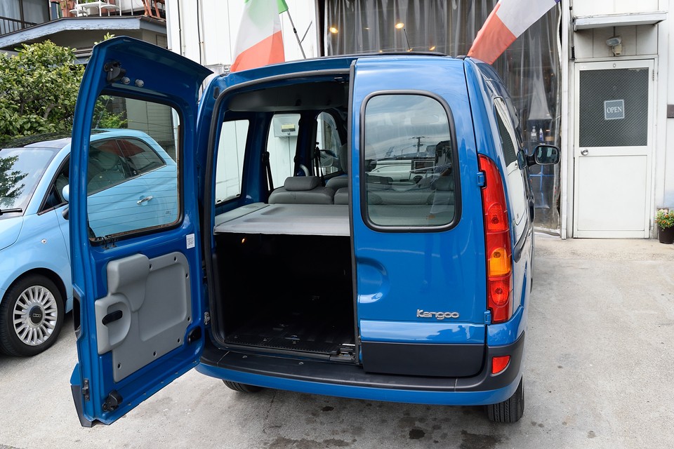 ダブルバックドアはホント便利です！ちょっとしたお買い物なら半分だけ開けてヒョイっと積んで・・・。