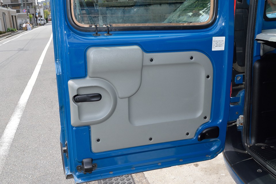 クルマの性格上、荷室に荷物を積む事が多いカングーなので、リアドアの内側がキズだらけ・・・なんて個体も良く見かけますが、これはほとんど無傷！