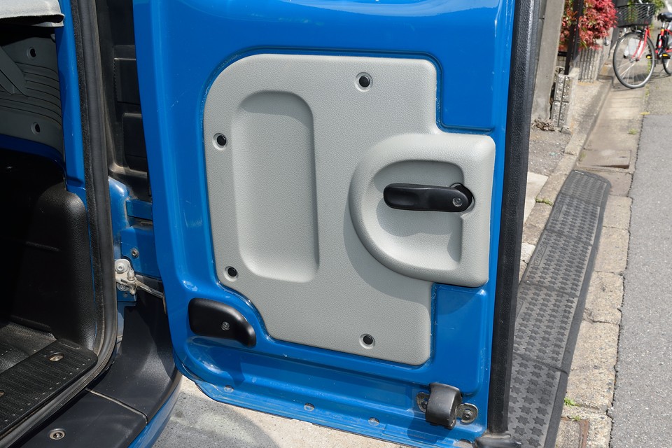 反対側のリアドア内側もこの通り！付いちゃったキズはしょうがないと思いますが、もちろんキレイに越したことはないのです！