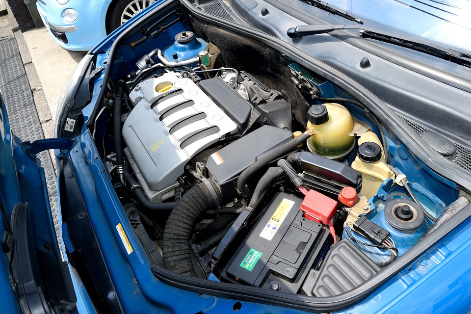 直列4気筒DOHC16バルブ、1598cc、最高出力95ps/5000rpm、最大トルク15.1kg・m/3750rpmを発生するエンジン！フランス実用車の典型のような低回転トルク型エンジンなので、街中では想像以上にパワフルで俊足なのです！