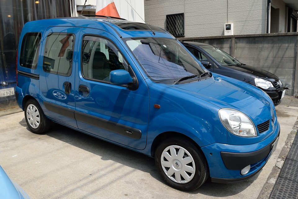 改めてこうやって見てみるとマリーン・ブルーいいですねぇ。なぜこの色が廃盤になってしまったのか不思議ですが、メタリックではないソリッドのブルーは、まさにザ・フレンチブルー！