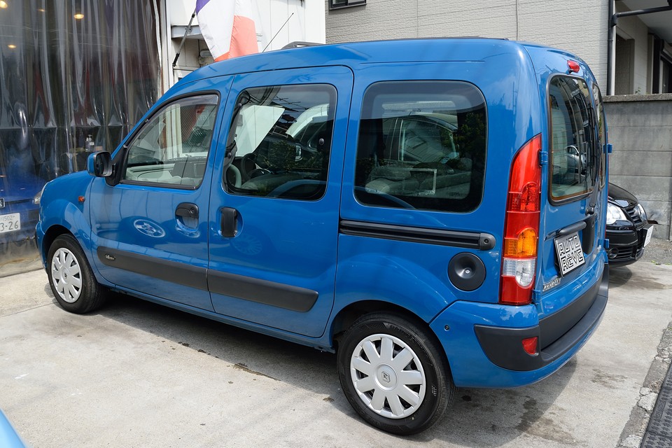 乗り心地も、この時代のルノーらしく、鉄塊を真綿でくるんだような、芯はガッチリ、当たりは柔らか～な感じ！これ病みつきになるのも納得！