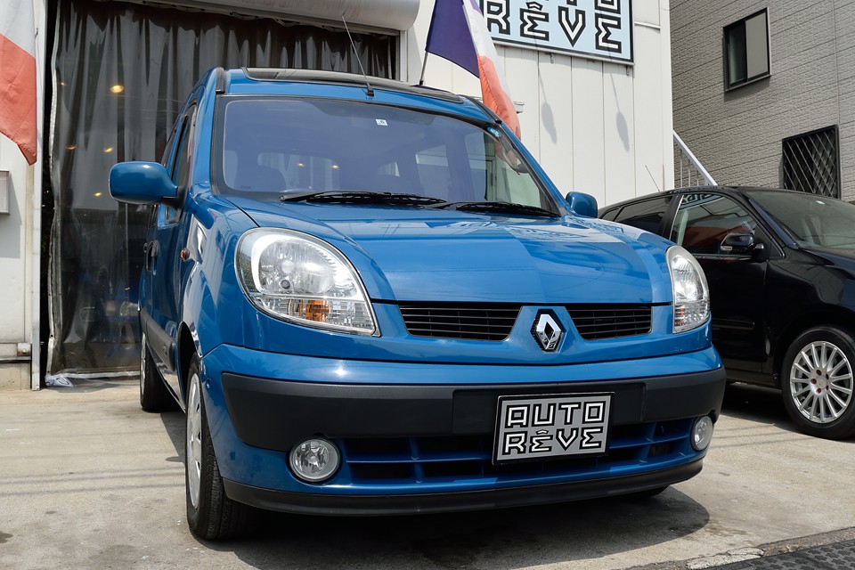 このあとのデカングーも良いクルマではありますが、普段は駐車場が広くないお店でのお買い物が多いとか、ご自宅の車庫がそんなに広くないとか、日本で良くある事情を考えると、断然このコカングーの方が使いやすいのではないかと！