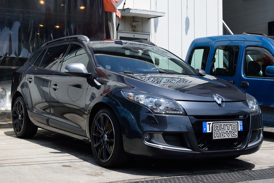 2012（平成24）年10月登録、ルノーメガーヌエステート2.0GT！国内限定30台だけの左ハンドル＆6MT車！便利なエステートボディに、走りの左ハンドルMTでご家族も納得！もちろんお父さんもメッチャ楽しい～！