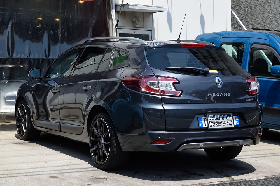 この「グリエクリプスＭ」という名のダークグレーメタリック塗装がピッタリですね。決して小さくないボディですが、かなりタイトで引き締まった印象に見えます。