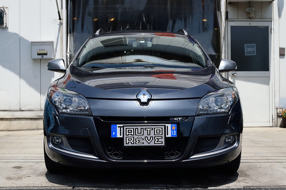 こうしてみると、かなり大きな抑揚のあるボンネット～フロント周りの3Dデザインですが、大味な印象は無く、むしろシャープな印象さえするのは、優秀なデザインの成せる技！