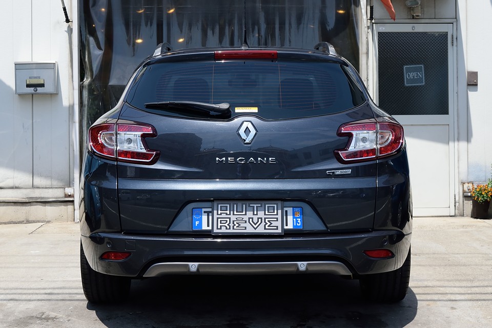 ボディカラーとリアレンズのクッキリとしたコントラストがいいですねぇ。2012年車ですが、すでに現在のトレンドでもある異形デザインを取り入れたリアレンズ！