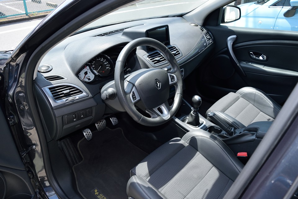 大きくアーチを描くようにデザインされたダッシュパネルが、ただの走りだけのモデルでない、一クラス上の雰囲気を演出！