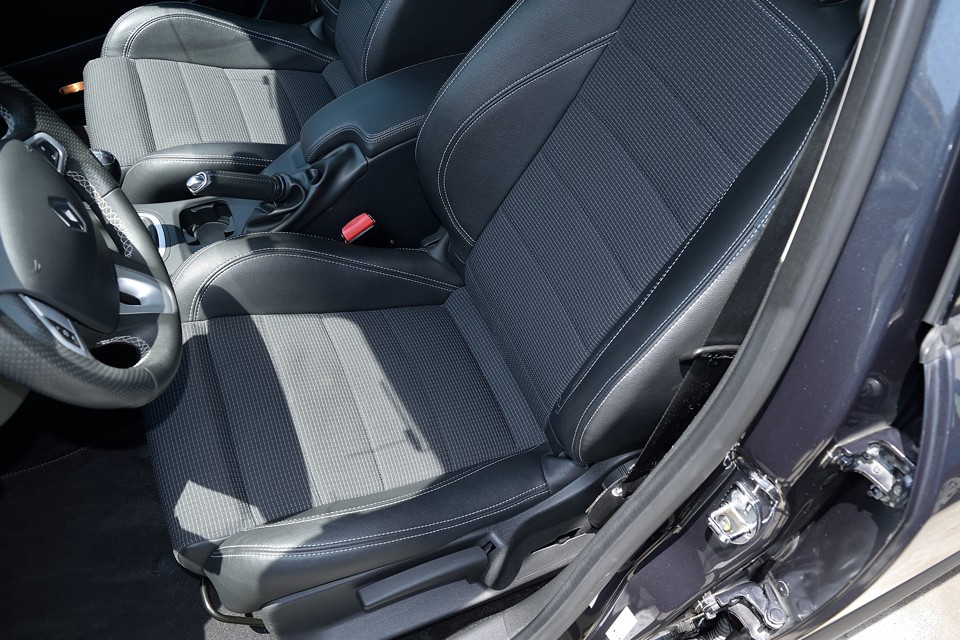 一番使用感を感じやすい運転席でさえ、この状態です。目立つ汚れ、ステッチのほつれなんかもありません。