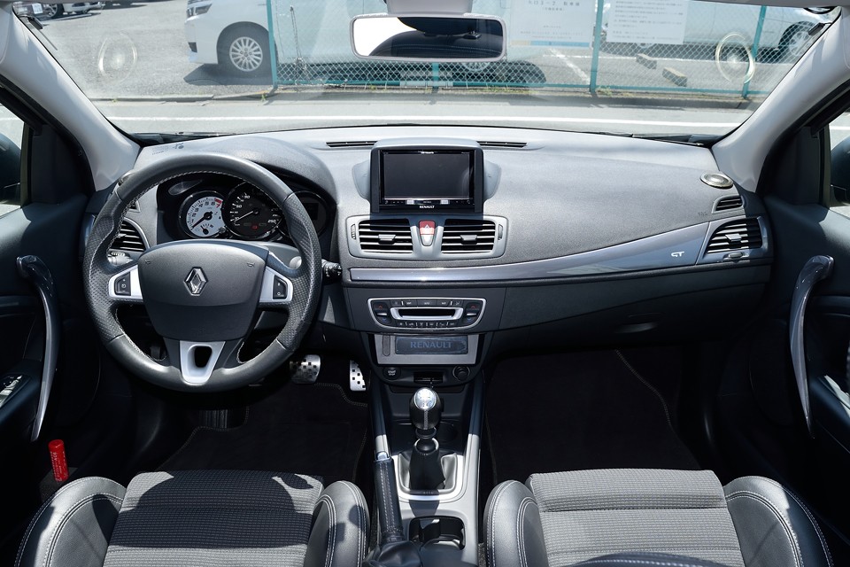 決してスポーツだけに偏らず、曲線を使い、柔らかさも取り入れたバランスの良いデザイン！ヨーロッパのデザインって、やっぱいいわぁ。