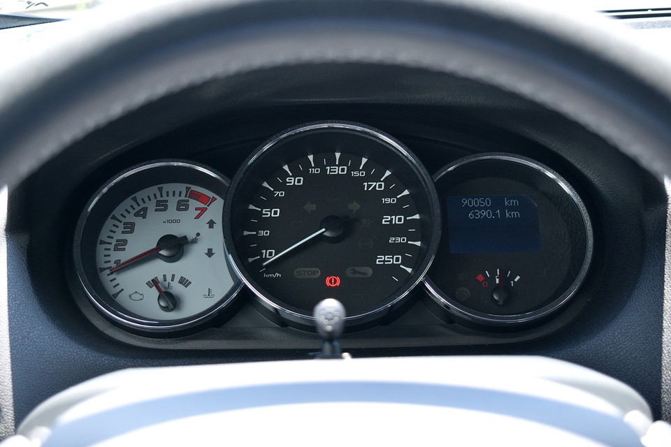 実走行9.0万km。前述の通り、走行少し多目ではありますが、ボディ、足回りともにカッチリ！とてもそんな走行距離には感じません！っていうか、まだまだ全然いけます！