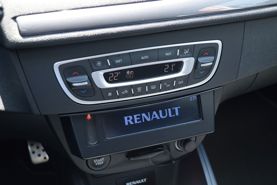 こういうところに「大人」を感じますね。良く見るつスイッチひとつひとつがきっちりとデザインされ、チリの合った精度の高い造り込みで、上質な雰囲気を演出！