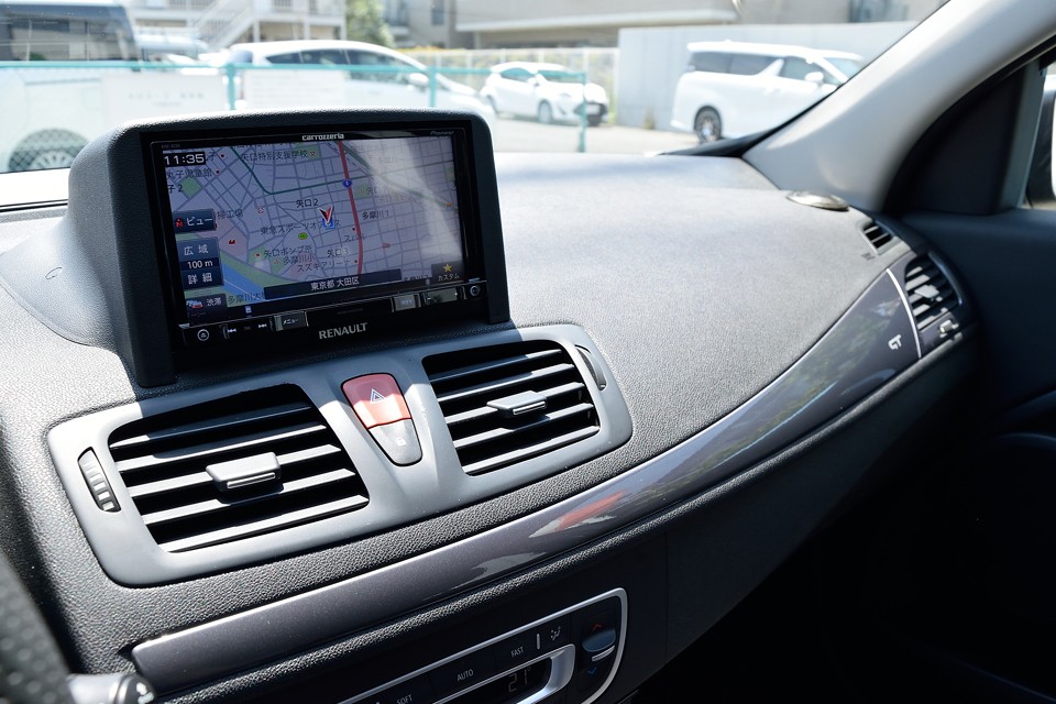 ココだけ見ると、スポーティーなMT車とは思えないエレガントな印象です。・・・ん？ダッシュの端にあるスピーカーって純正？