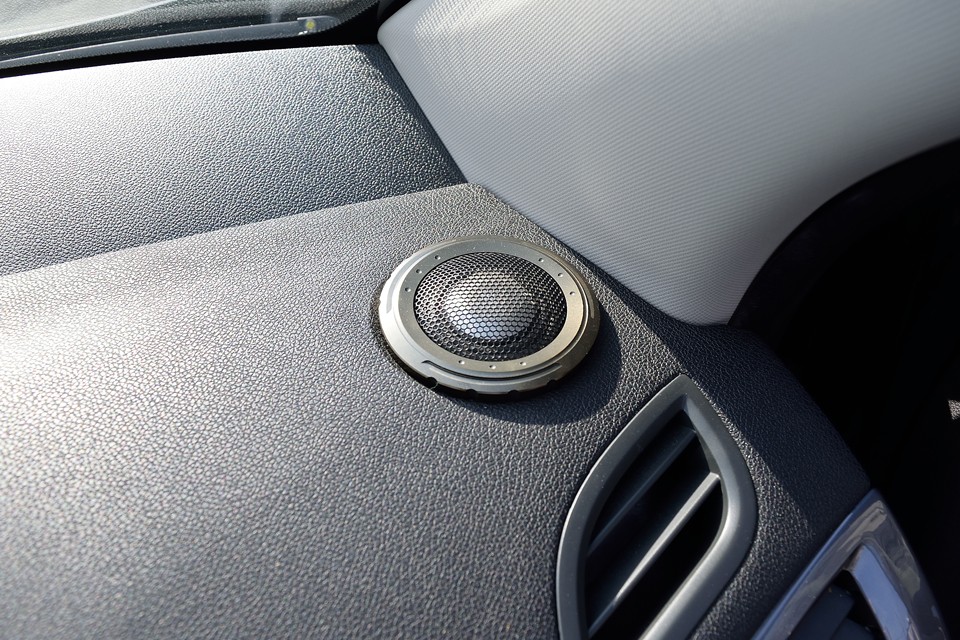 おぉ～、これはUSA製、高級オーディオメーカーDIAMOND AUDIO TECHNOLOGY社のスピーカーではないですか！音質が良いのも納得！