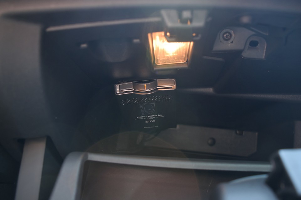 グローブBOX内にETCを装備。カロッツェリア製なのでナビに連動して履歴なんかも確認出来るスグレモノ！