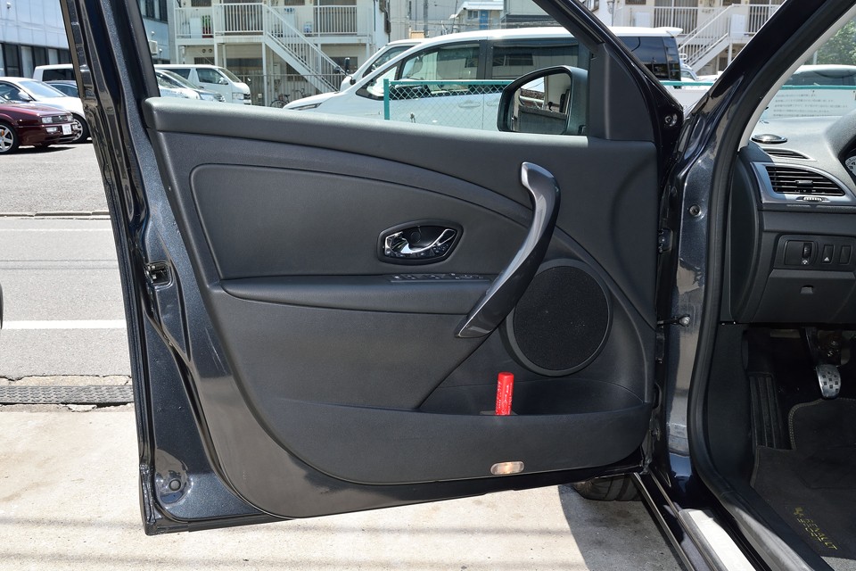 ドア内張りも清潔そのもの！飽きの来ないシンプルなデザインで、しっかりした造り込みは、先代までのメガーヌを越えた上質な雰囲気！