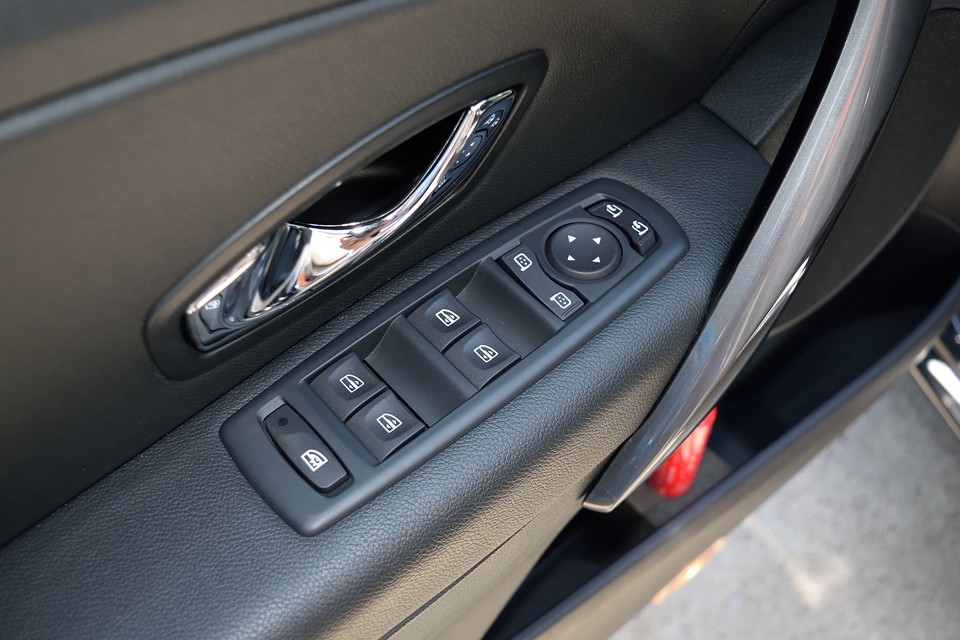 一番使用感が出るドアスイッチ周りも、ご覧の通りの清潔な状態！