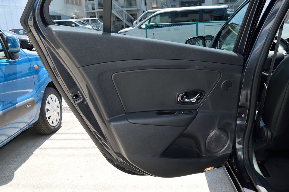 リアドア内張りもシート同様、ほとんど使用感は感じません！気持ち良くお乗りいただけると思います。
