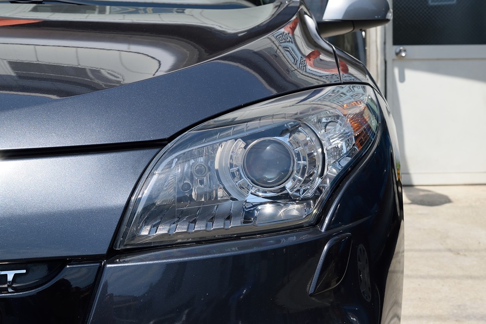 現代車らしい切れ長のヘッドライトのクルマって、怒ったように見えるのがほとんどですが、このメガーヌはむしろ優しい印象です。やっぱデザインなんですねぇ。