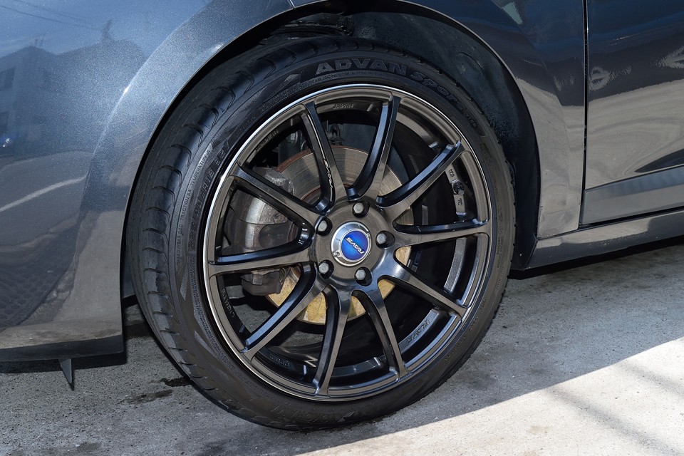 ホイールはRAYS製のものにグレードアップ！サイズはノーマル同様の225/40ZR18。ダーク系のカラーがボディカラーとピッタリ！